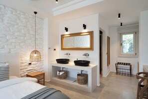 Bộ đồ giường cao cấp, minibar, két bảo mật tại phòng, bàn 
