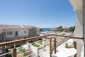 Chambre Deluxe double, balcon, vue partielle sur la mer | Literie de qualité, minibar, coffre-fort, bureau