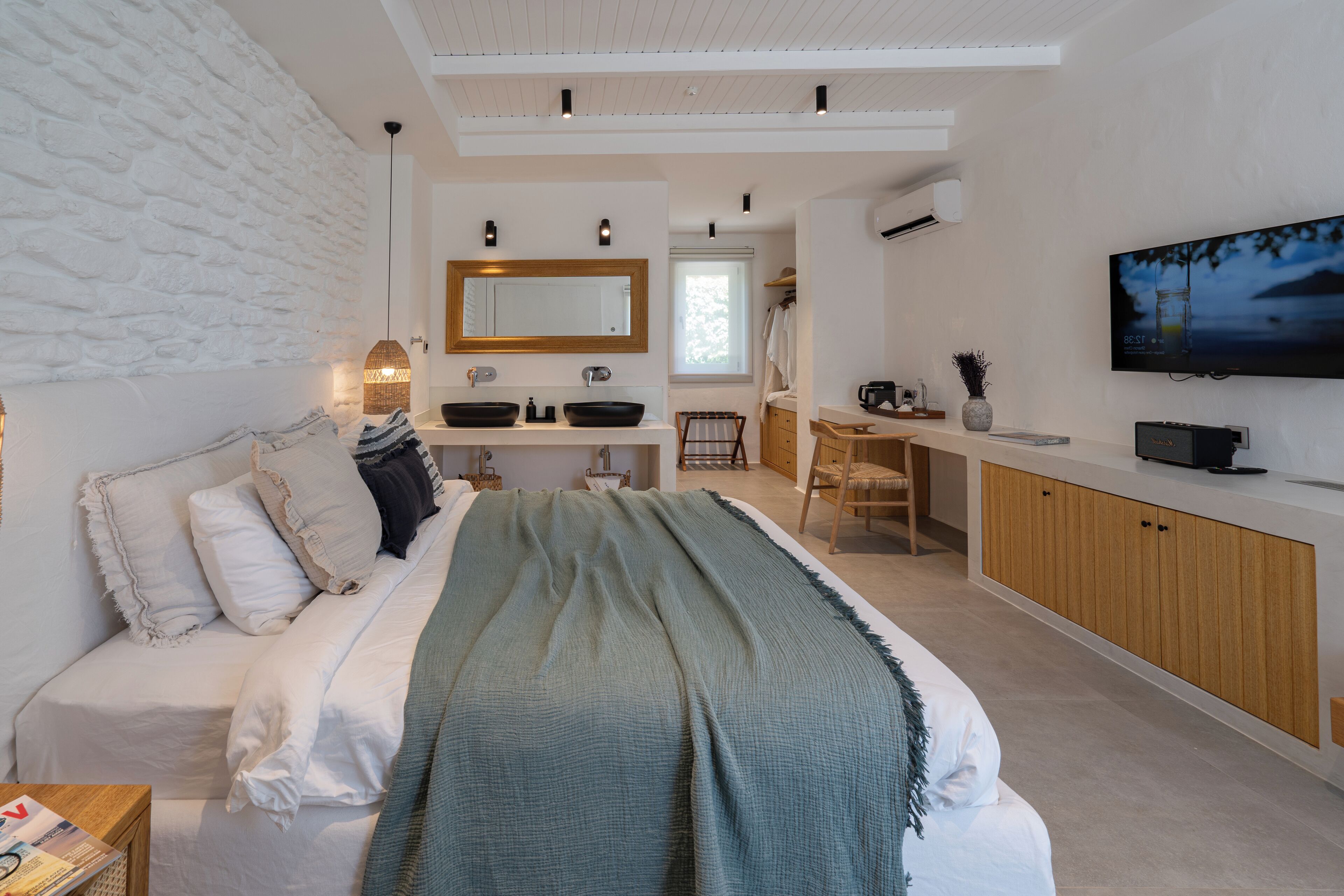 高档床上用品、迷你吧、客房内保险箱、办公桌