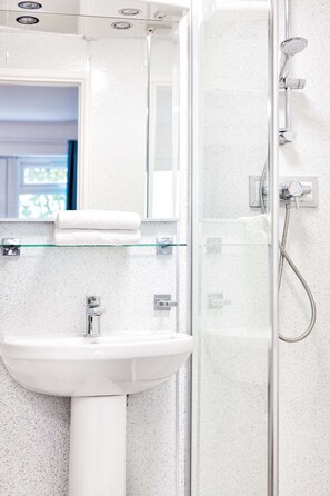 Rainfall showerhead, towels, soap, shampoo - North Devon Resort (Ilfracombe)