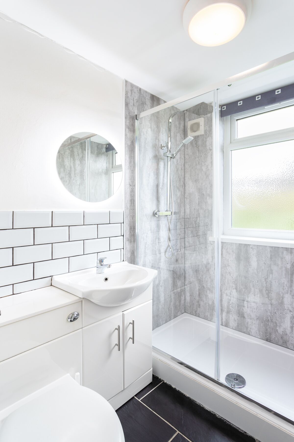 One Bedroom Seaview Apartment | Bathroom | Rainfall showerhead, towels, soap, shampoo