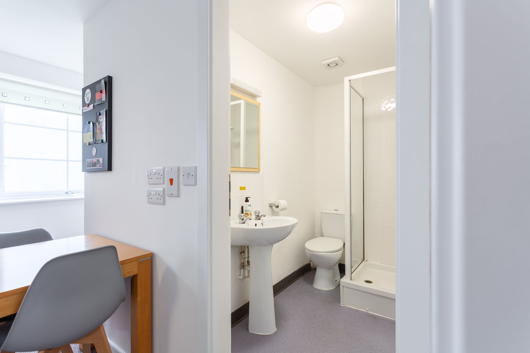 Two Bedroom Budget Apartment | Bad | Regndusjhode, håndklær, såpe og sjampo