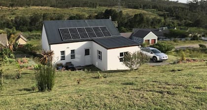 Stylish Country Cottage with solar panels in Knysna
