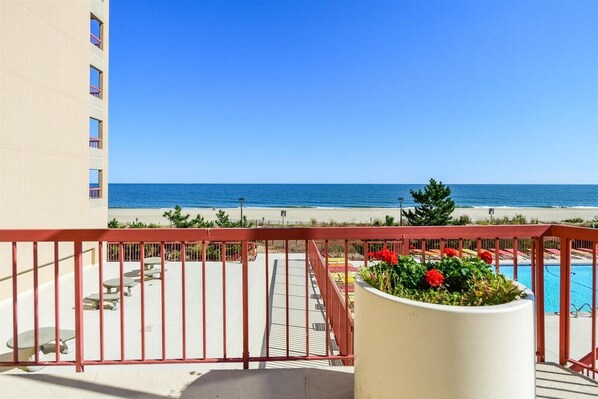 Un balcón con vista a la playa y al océano.