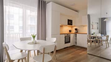 Comfort Apartment | Private kitchenette | Fridge, stovetop, cookware/dishes/utensils