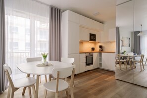 Comfort Apartment | Private kitchenette | Fridge, stovetop, cookware/dishes/utensils - RentPlanet - Apartamenty Michalczyka (Wroclaw)