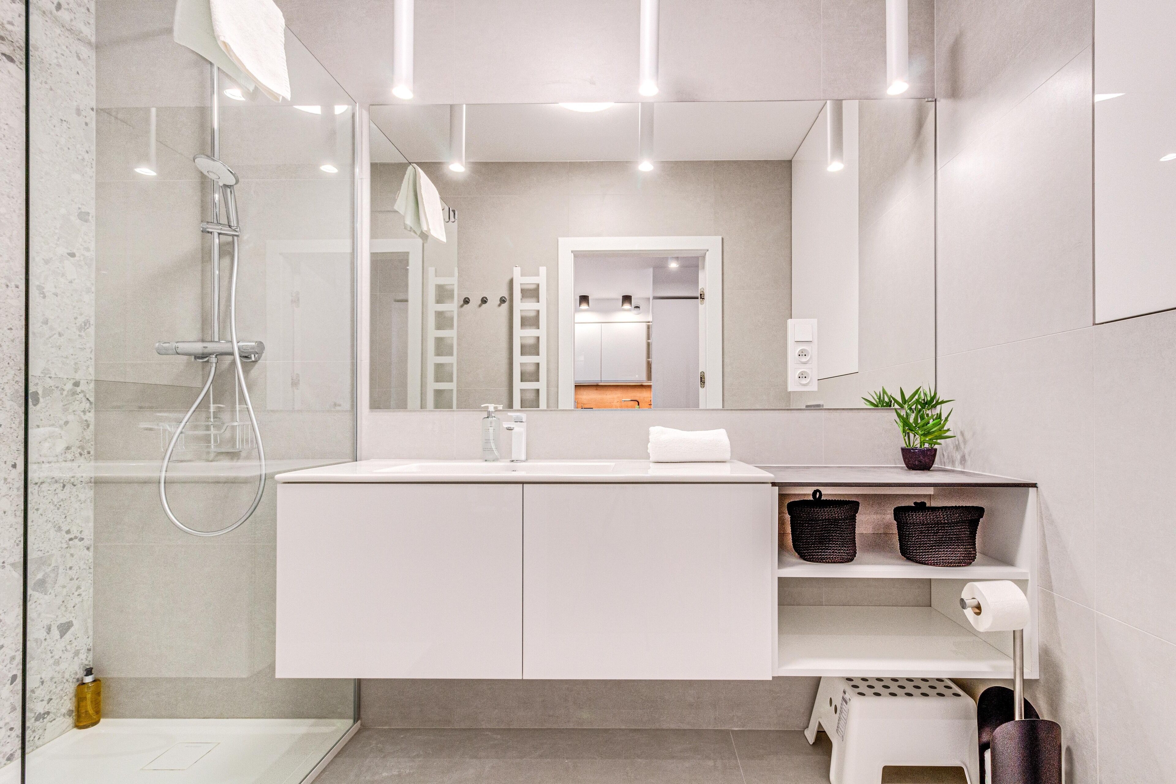 Departamento Prestigio | Baño | Regadera, toallas, jabón, shampoo 