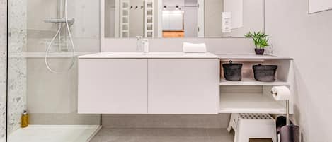 Departamento Prestigio | Baño | Regadera, toallas, jabón, shampoo