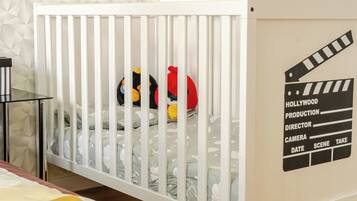 2 slaapkamers, een bureau, een strijkplank/strijkijzer, reisbedje