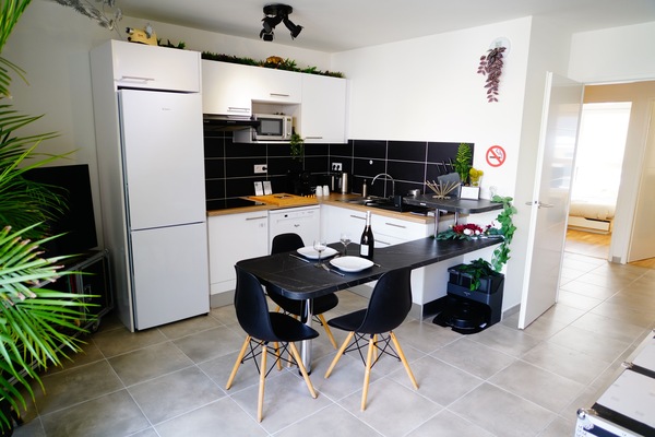 Kylskåp, mikrovågsugn, spishäll och diskmaskin