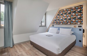 غرفة كلاسيكية | خزنة داخل الغرفة ومكتب وستائر تعتيم وتجهيزات عازلة للصوت