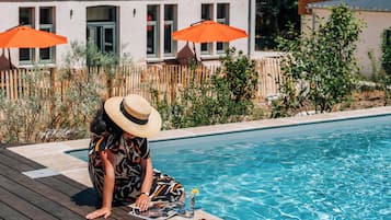 Piscine extérieure (ouverte en saison), chaises longues