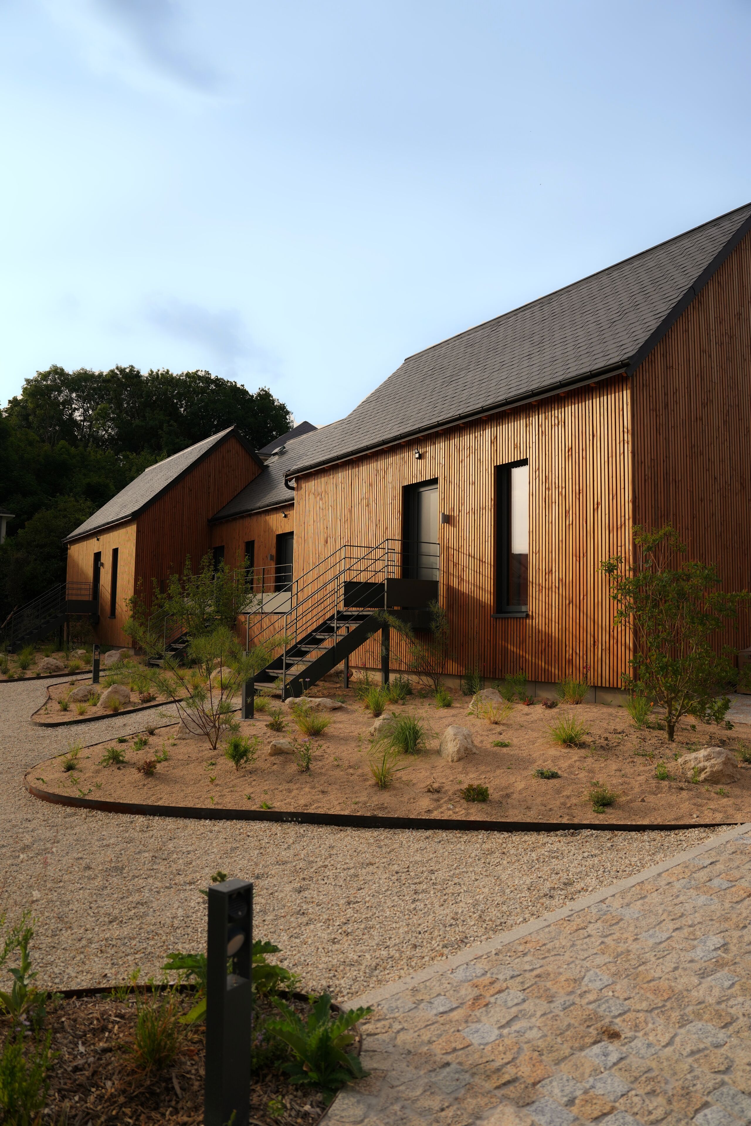 Lodge | Safe på rommet, skrivebord, blendingsgardiner og lydisolert