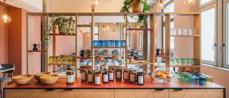 Petit déjeuner buffet servi en semaine (19 EUR par personne)