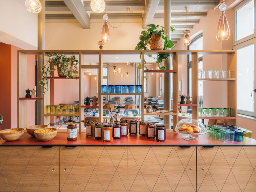 Petit déjeuner buffet servi en semaine (19 EUR par personne)