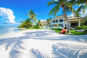 Sur la plage, chaise longue, serviettes de plage