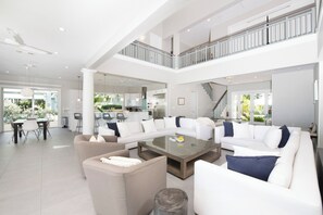 Smart-TV, DVD-spiller og stereoanlegg