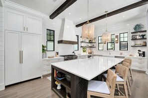 Geladeira, micro-ondas, fogão, lava-louças