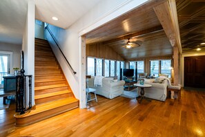 TV, fireplace, table tennis, stereo