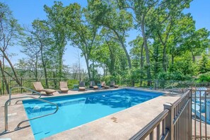 A heated pool - New Buffalo Private Pool, Lake Access & So Much More (New Buffalo)