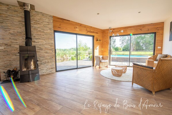 TV, fireplace - Le Refuge du Bois D'amour (Arnières-sur-Iton)
