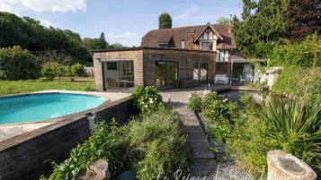 Utomhuspool och uppvÀrmd pool