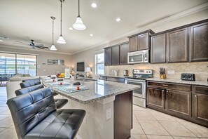 Fridge, microwave, oven, stovetop - 5 En Suites, Saltwater Pool, Private Garage, Gated Resort, Walk to Clubhouse (Kissimmee)