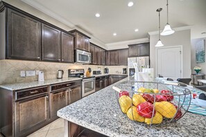 Fridge, microwave, oven, stovetop - 5 En Suites, Saltwater Pool, Private Garage, Gated Resort, Walk to Clubhouse (Kissimmee)