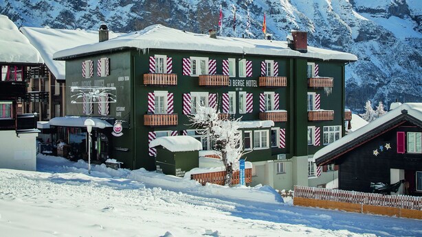 A hotel with a snow-covered mountain backdrop, featuring a prominent mountain peak. - Drei Berge Hotel (Mürren)
