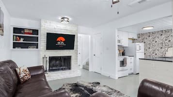 TV, fireplace