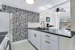 Réfrigérateur, micro-ondes, four, plaque de cuisson