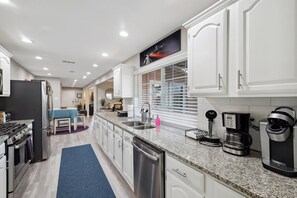 Fridge, microwave, oven, stovetop - Garlands Hidden Gem, 4 Bedrooms, Hot Tub, Patio (Garland)