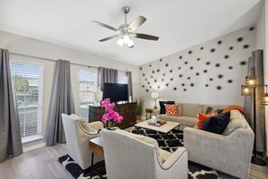 TV, caminetto, studio