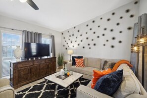 TV, peis og kontorer