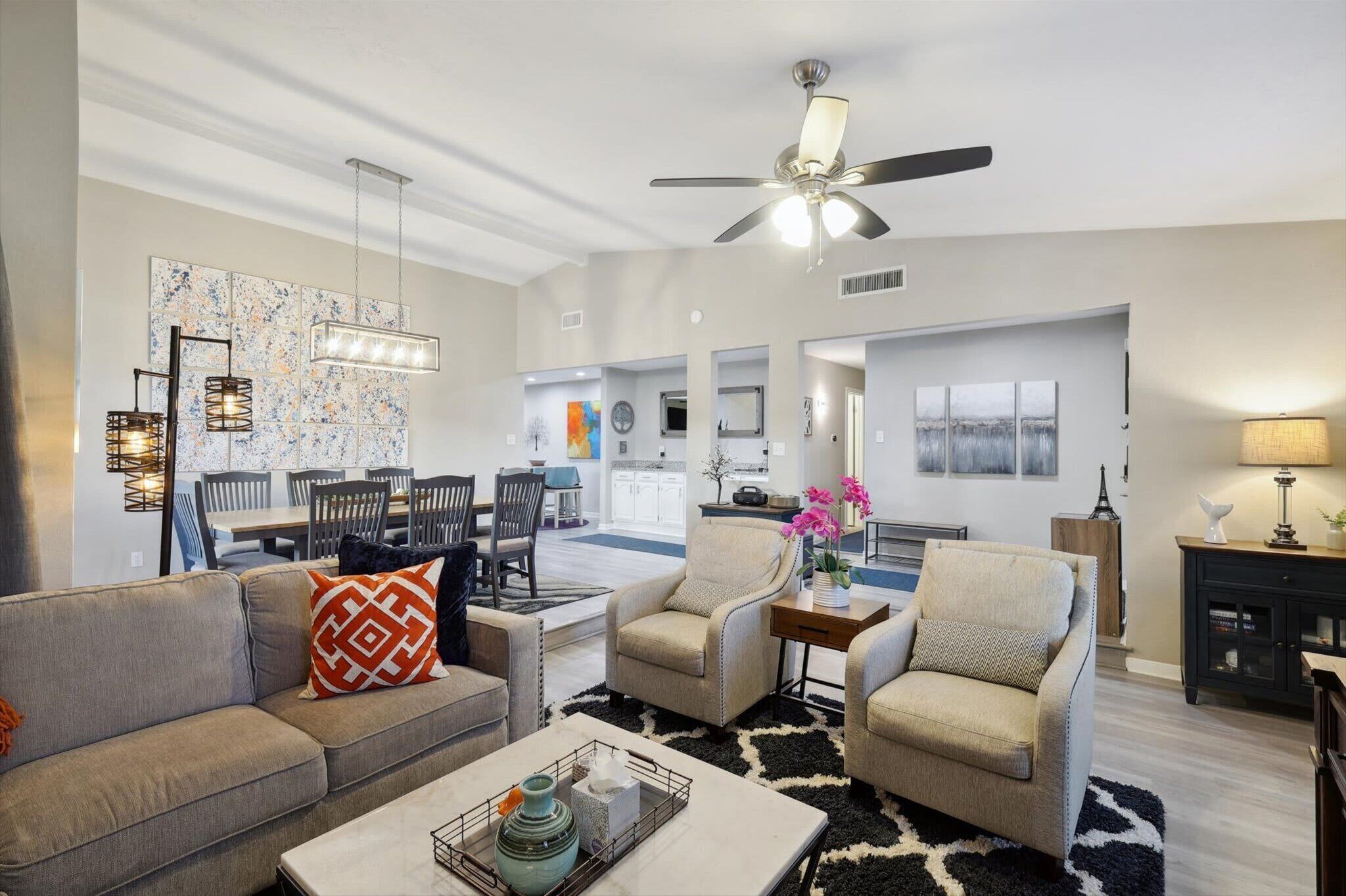 Télévision, cheminée, espaces bureaux