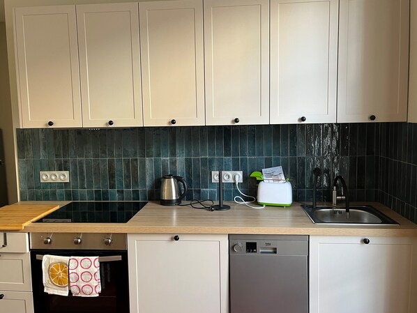 Refrigerador, microondas, horno, placa de cocina