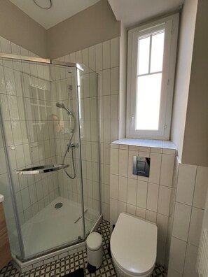 Dusj, hårføner, håndklær og såpe