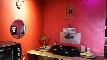 Hiustenkuivaaja, pyyhkeet, saippua, sampoo