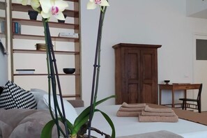 1 Schlafzimmer, Zimmersafe, Schreibtisch, Bügeleisen/Bügelbrett