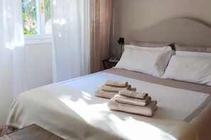 1 Schlafzimmer, Zimmersafe, Schreibtisch, Bügeleisen/Bügelbrett