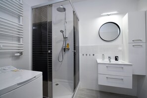 Appartement Standard | Salle de bain | Serviettes fournies, savon, shampooing, papier de toilette