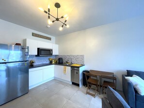 Micro-ondes, plaque de cuisson, lave-vaisselle, cafetiĂšre/bouilloire