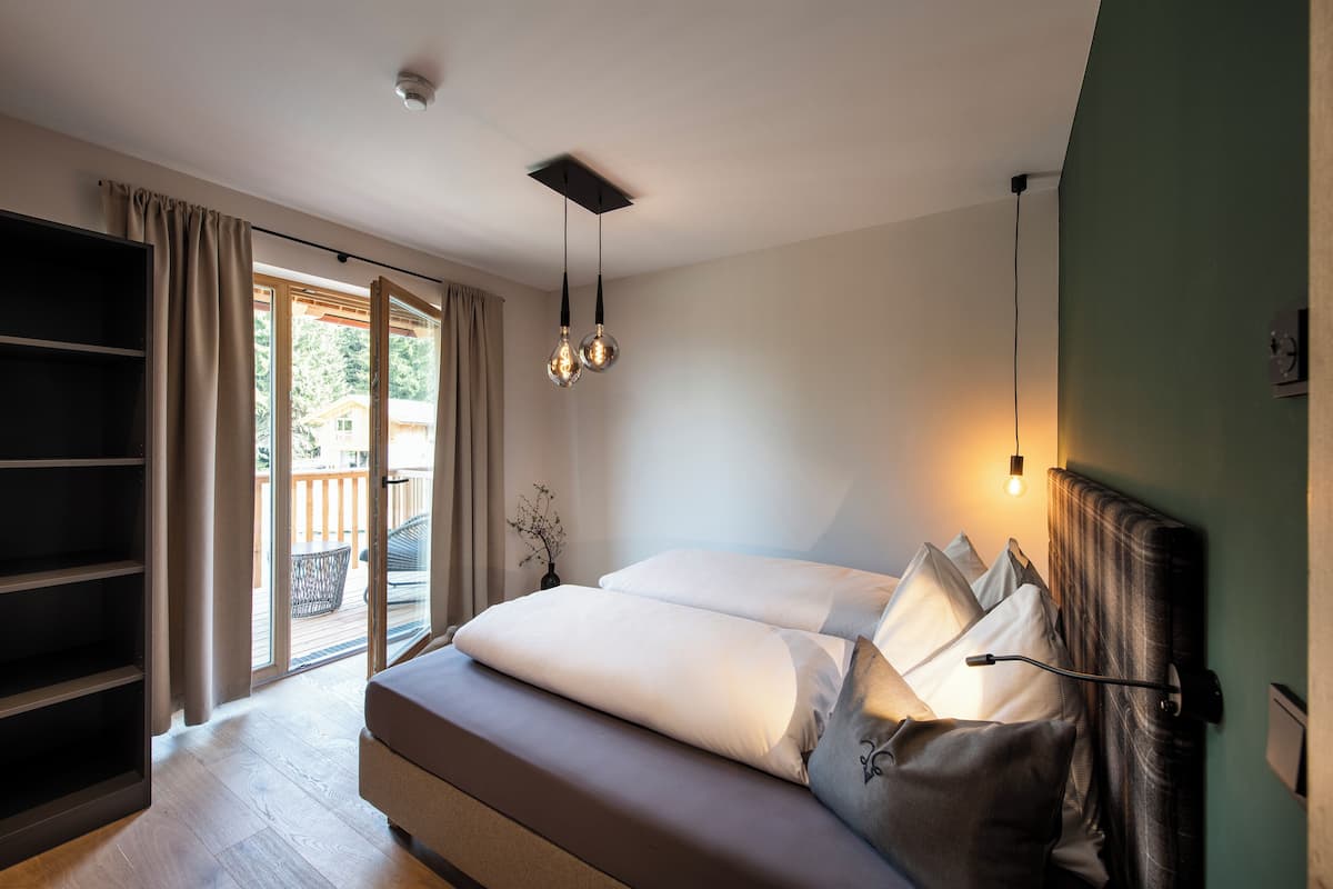 Free minibar, soundproofing, free WiFi, bed sheets