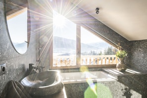 Shower, rainfall showerhead, towels, toilet paper - Lerchpeuntgut (Tamsweg)