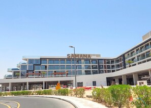 Exterior - Magnificent 2BR with Private Pool at Samana Golf Ave. DSC by Deluxe Holiday Homes (Dubai)