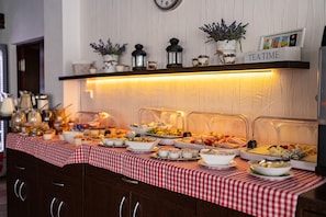 Daily full breakfast (EUR 10 per person)
