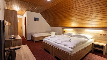 Comfort Triple Room | Desk, free WiFi, bed sheets