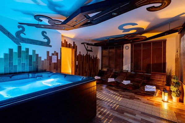 Sauna seca, banheira de hidromassagem, sauna a vapor, massagens