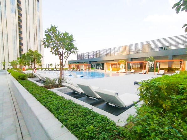 Pool - Beautiful 1BR Apartment in Harbour Gate 1, Dubai Creek Harbour by Deluxe Holiday Homes (Dubai)