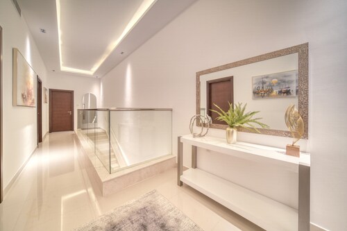 Grand 4BR Villa with Chilled/Heated Pool, Al Dana Island Fujairah